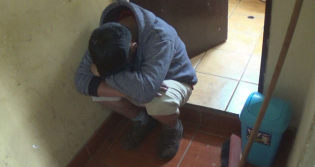 Sujeto roba batería de un vehículo de miembro de la Policía Nacional