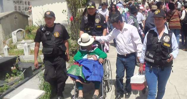 Anciana se desvanece al visitar tumba de su familiar en cementerio de Huaraz