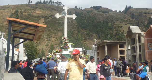 Cientos de huaracinos abarrotaron las instalaciones del cementerio presbítero "Pedro García Villón"