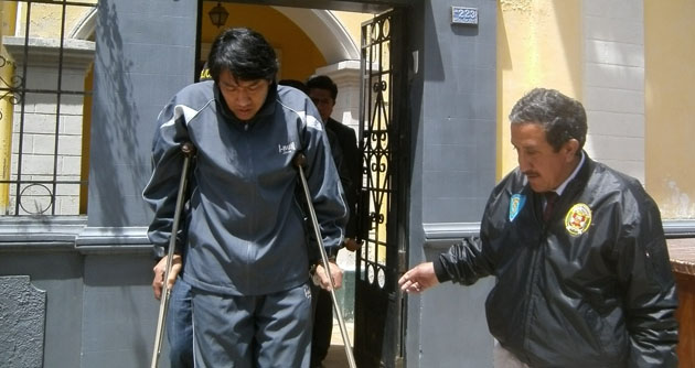 Luis Choy protagonista de choque fatal fue llevado en muletas por la Policía