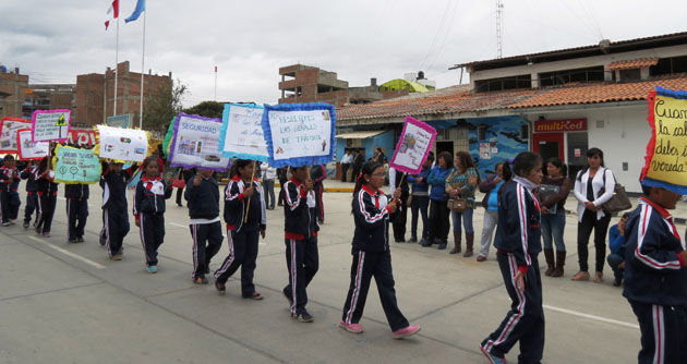 Más de 200 alumnos participaron en desfile portando pancartas en educación vial