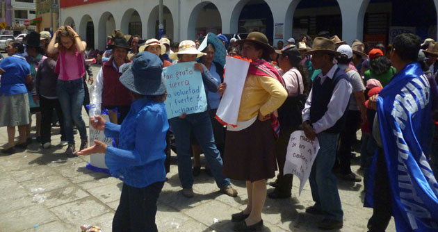 Directores protestan por adjudicación de plazas educativas en local de la Dirección Regional de Educación