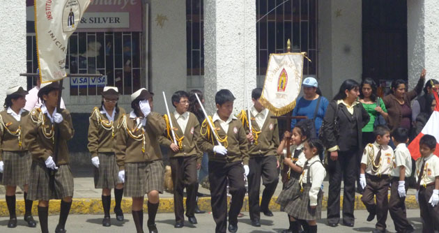 Alcalde electo presidió desfile por aniversario de Institución Educativa “San Martín de Porres”