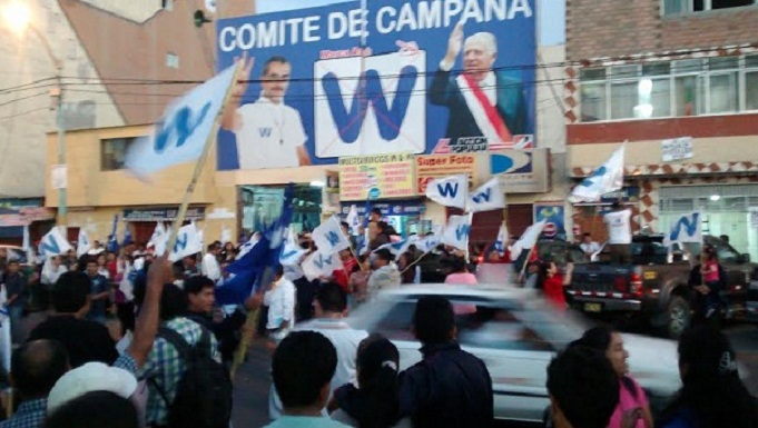 En Chimbote militantes de Puro Áncash ya están celebrando posible triunfo de su candidato