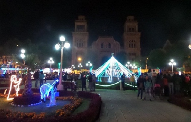 Plaza de Armas de Huaraz se llena de luz y color por navidad