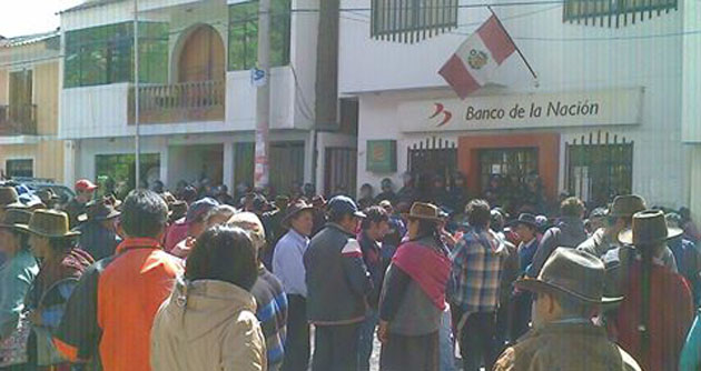 Cientos de pobladores hacen guardia en Banco de la Nación para lograr cobrar sus sueldos en San Marcos