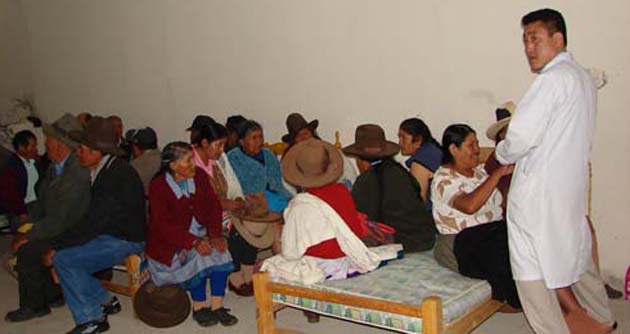 Población de Ancash agradece atención de médicos koreanos Kim Kyo Sú y Jo Kyongú en Olleros