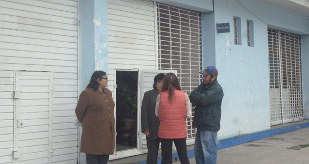Ambientes permanecen lacrados: Vecinos de Independencia se quejan por falta de atención en la administración municipal