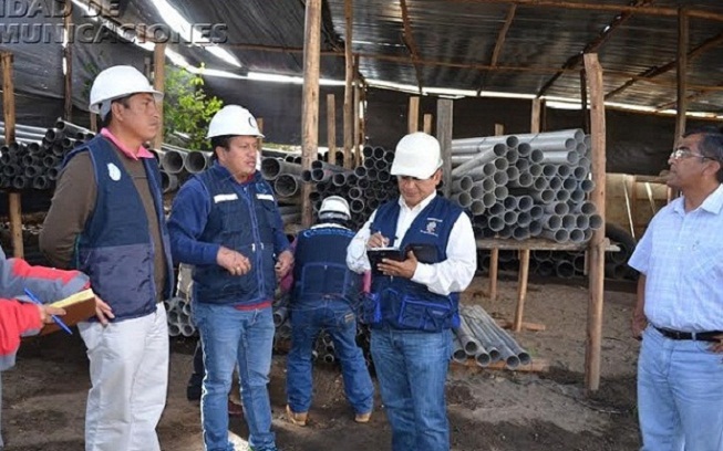Alcalde provincial de Huaylas verifica calidad de materiales utilizados en obra de alcantarillado