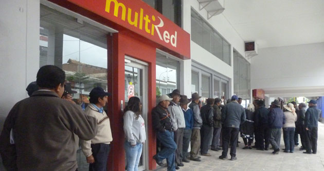 Fonavistas protestan por falta de atención del Banco de la Nación para el cobro de sus aportaciones