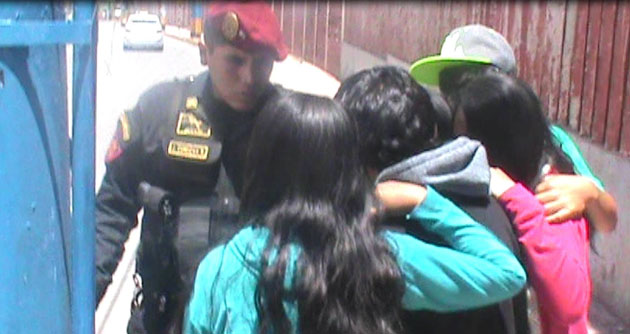 Hallan a seis menores bebiendo licor dentro de una Institución Educativa