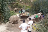 Llevan ayuda a pobladores de Llacsu afectados por deslizamiento de piedras