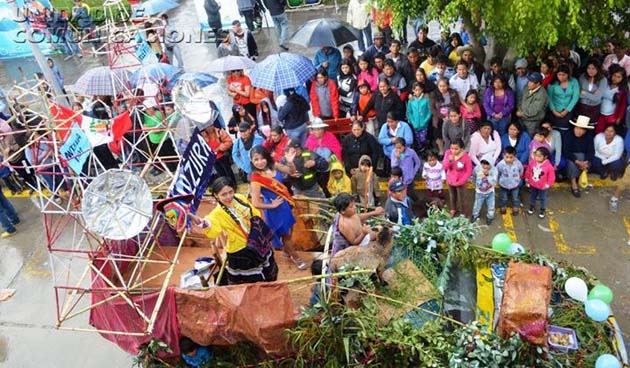 Carnaval Huaylino 2015 se lució con atractivos carros alegóricos institucionales
