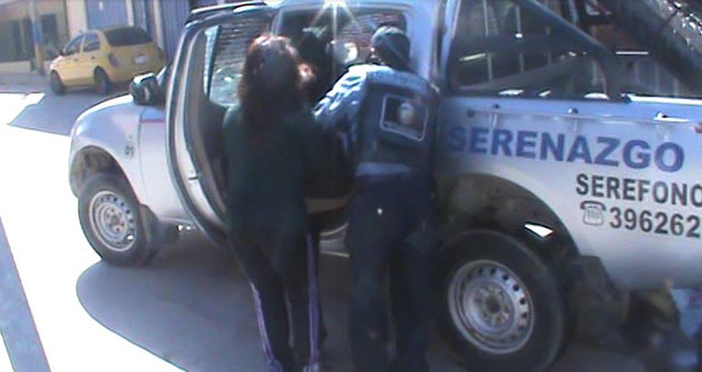 Camioneta se estrella contra pared y anciana se salva de milagro en Independencia