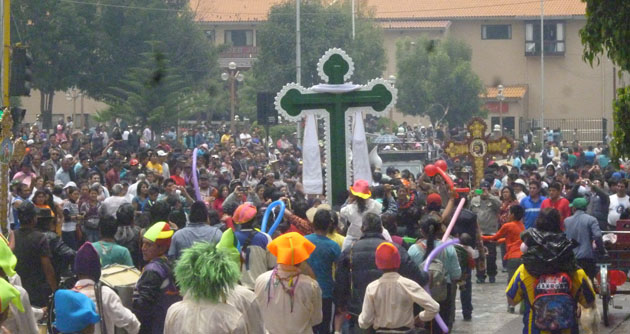 Colorido y tradición en encuentro de las cruces del carnaval huaracino