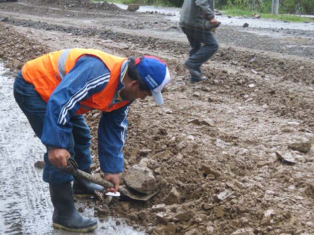 Pobladores de Huari limpian carretera que bloqueada por huaicos