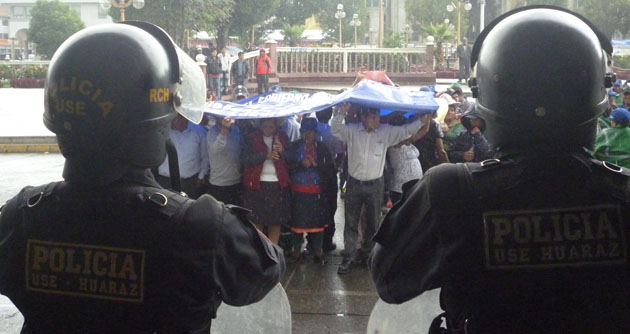 Trabajadores de limpieza efectúan plantón en contra de funcionarios municipales