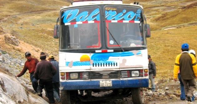 Toman por asalto bus que se dirigía a Pallasca y desvalijan a más de 100 pasajeros