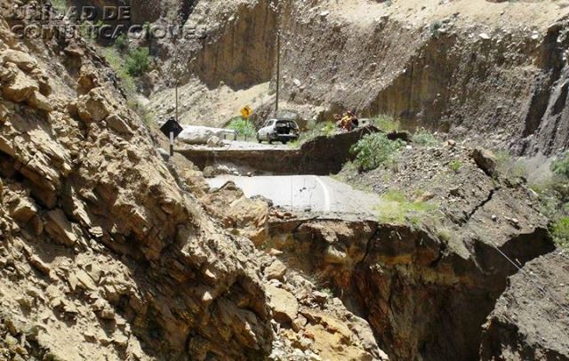 Deslizamiento de piedras bloquea carretera Huallanca en Caraz
