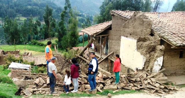 Vivienda se derrumba y deja desamparada a una familia en Huari