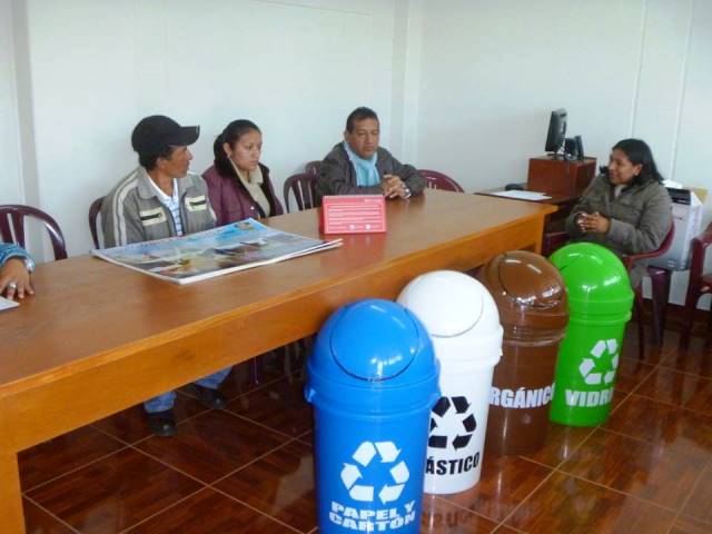 Instituciones educativas de Pallasca reciben tachos para clasificar resíduos sólidos