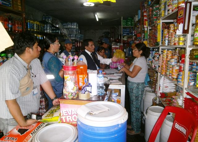 Constatan venta de alimentos vencidos en bodegas de Huarmey