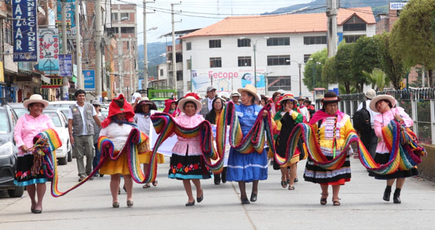 Artesanos celebran su día con vistoso pasacalle por las calles de Huaraz