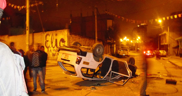 Linchan a delincuente mientras otros dos cómplices huyen dejando vehículo volteado en El Milagro