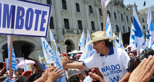 Seguidores de Waldo Ríos inician caravana hacia Lima para exigir entrega de las credenciales