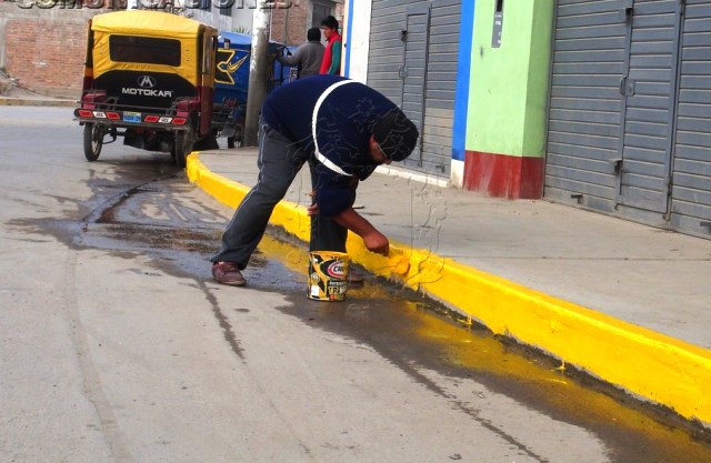 Realizan trabajos de señalización y pintado de calles céntricas de Caraz