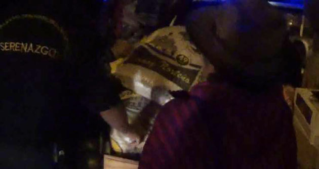 Serenos de Huaraz prestan apoyo a damnificados por las intensas lluvias en el sector de Challhua