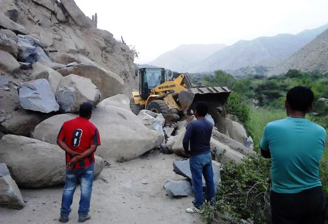 Casma: Vía interrumpida por derrumbe de rocas quedó habilitada