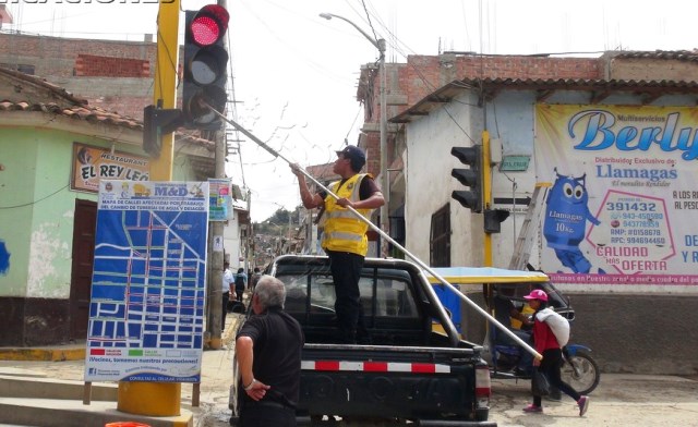 Realizan pintado de sardineles, faroles y semáforos en Plaza de Armas de Caraz