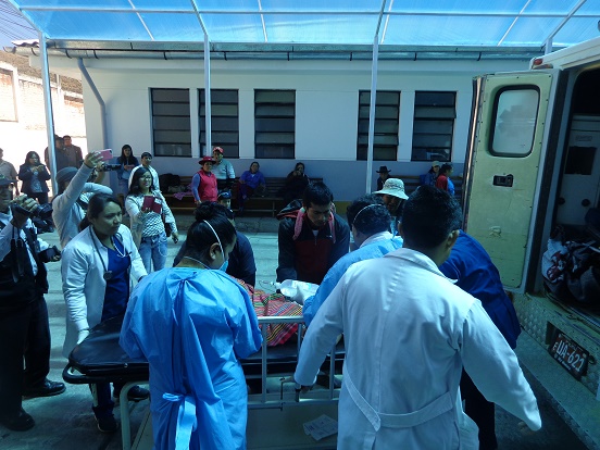 Personal del hospital de Huaraz atiende a heridos de accidente de tránsito