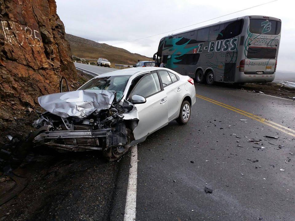 Despiste de bus interprovincial en la carretera a Caraz deja 6 heridos