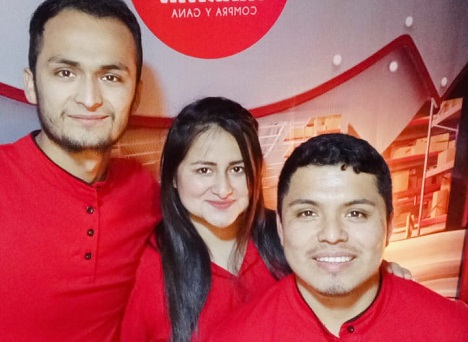 Joven emprendedor enseña cómo lograr el éxito en pequeños negocios  