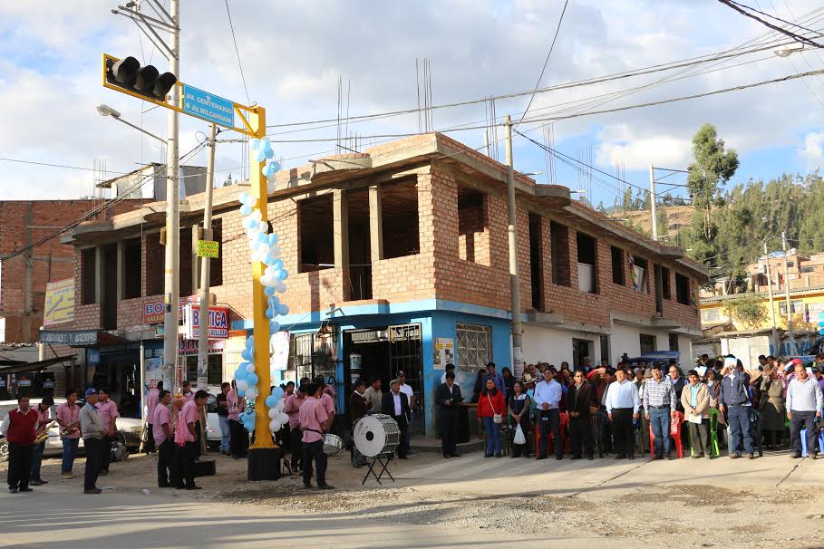 Ponen en funcionamiento semáforo en el cruce a Willcahuain  