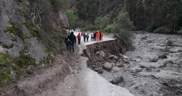 Carretera de penetración a la provincia de Huari destruida en Pomachaca por crecida del río Mozna (Áncash)