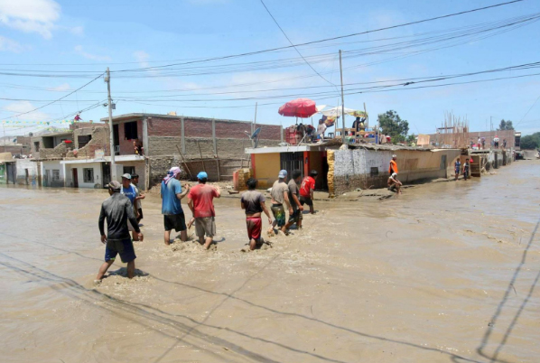 Con 20 motobombas retirarán agua y lodo de calles de Huarmey