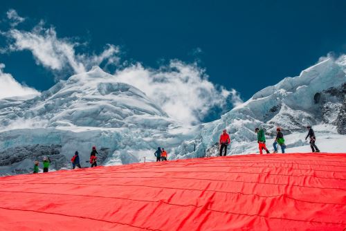 Áncash: celebran Bicentenario con gigantesca bandera en el nevado Huascarán