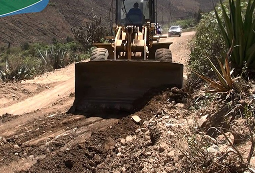 Maquinaria realiza limpieza de carretera tras deslizamientos en distrito de Huata
