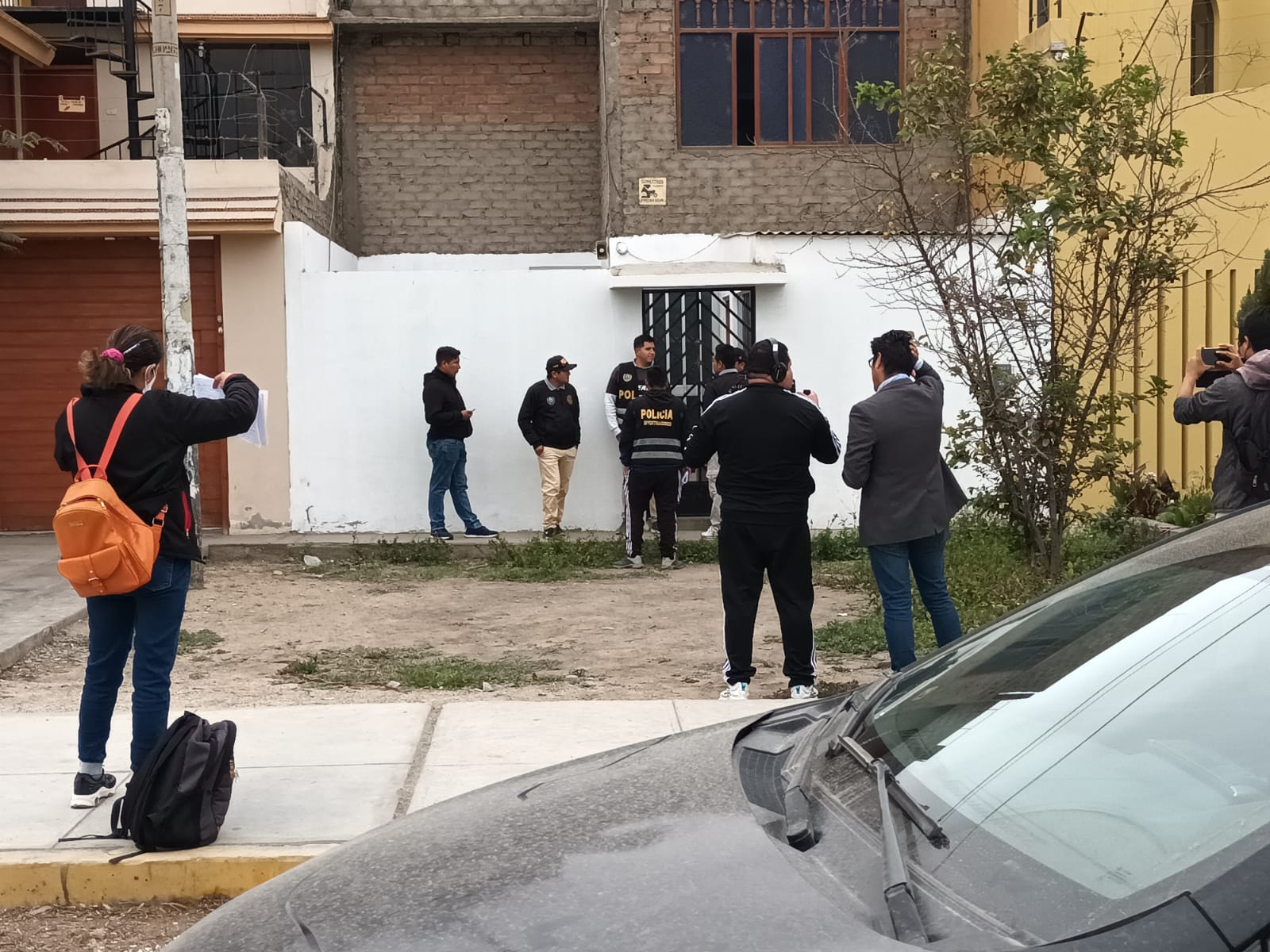 Fiscales y policías allanaron vivienda de congresista Darwin Espinoza en Nuevo Chimbote 