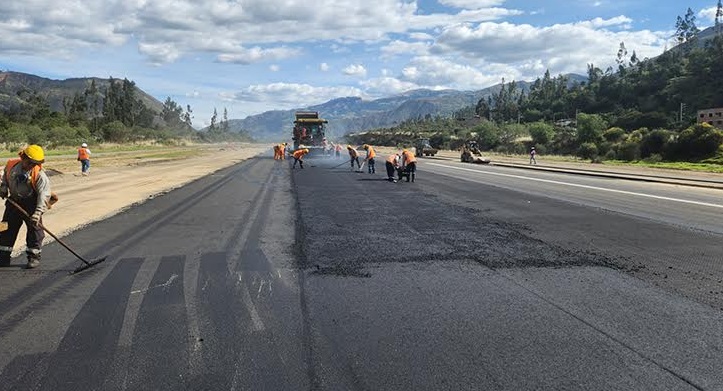 Supervisan trabajos de mantenimiento en el renovado aeropuerto de Anta-Huaraz
