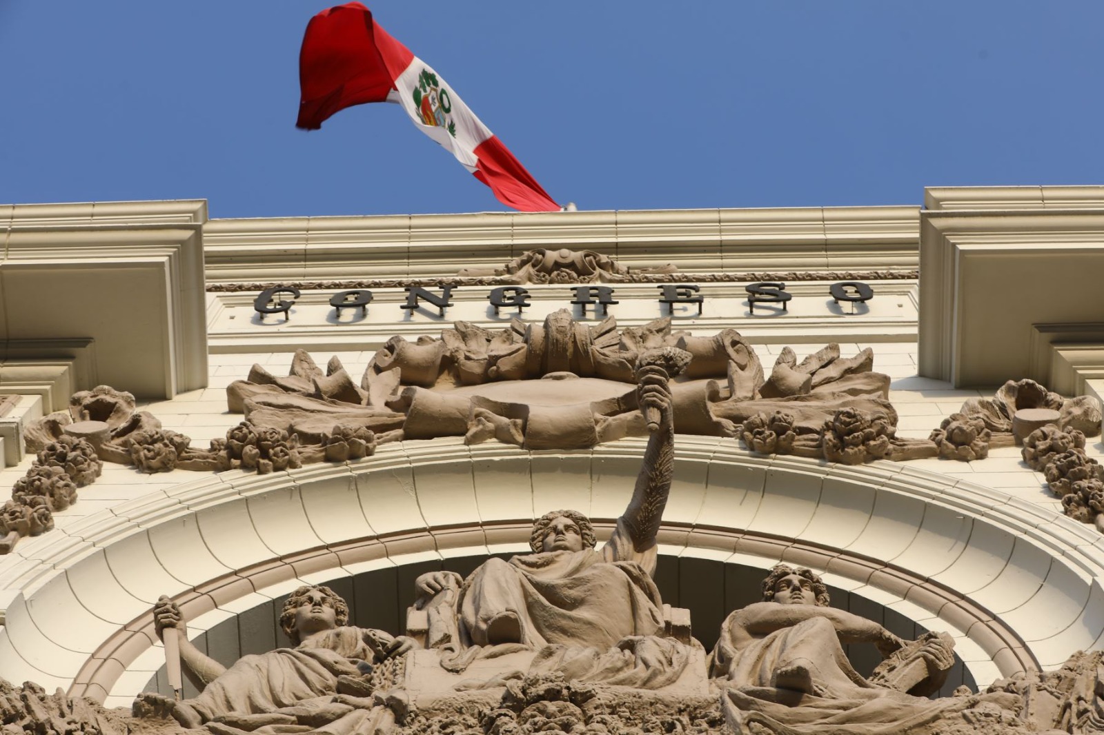 Aprueban ampliar excepcionalmente permanencia de directivos en educación