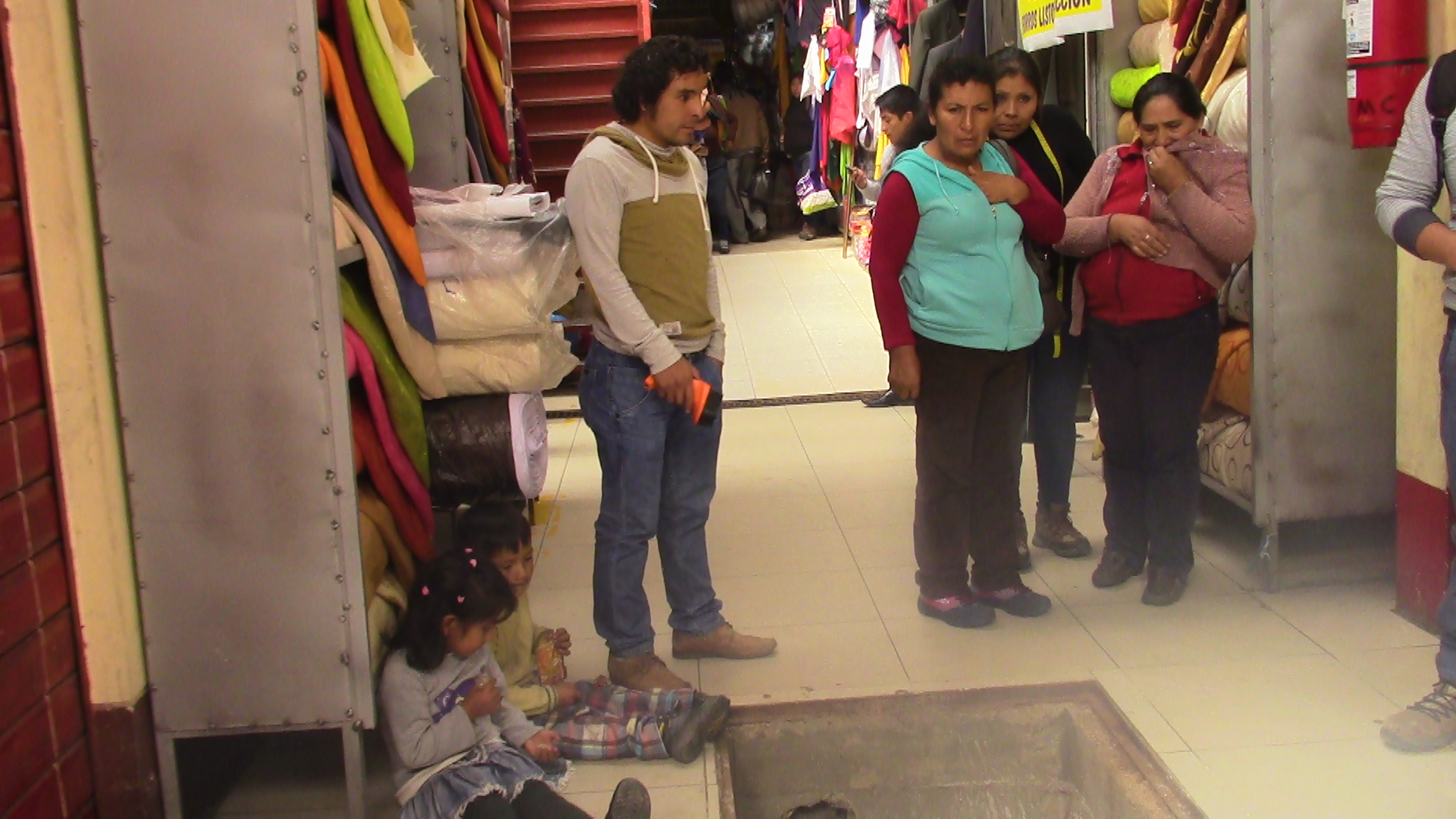 Malestar por emanación de olores a combustible en buzones al interior del mercado central de Huaraz