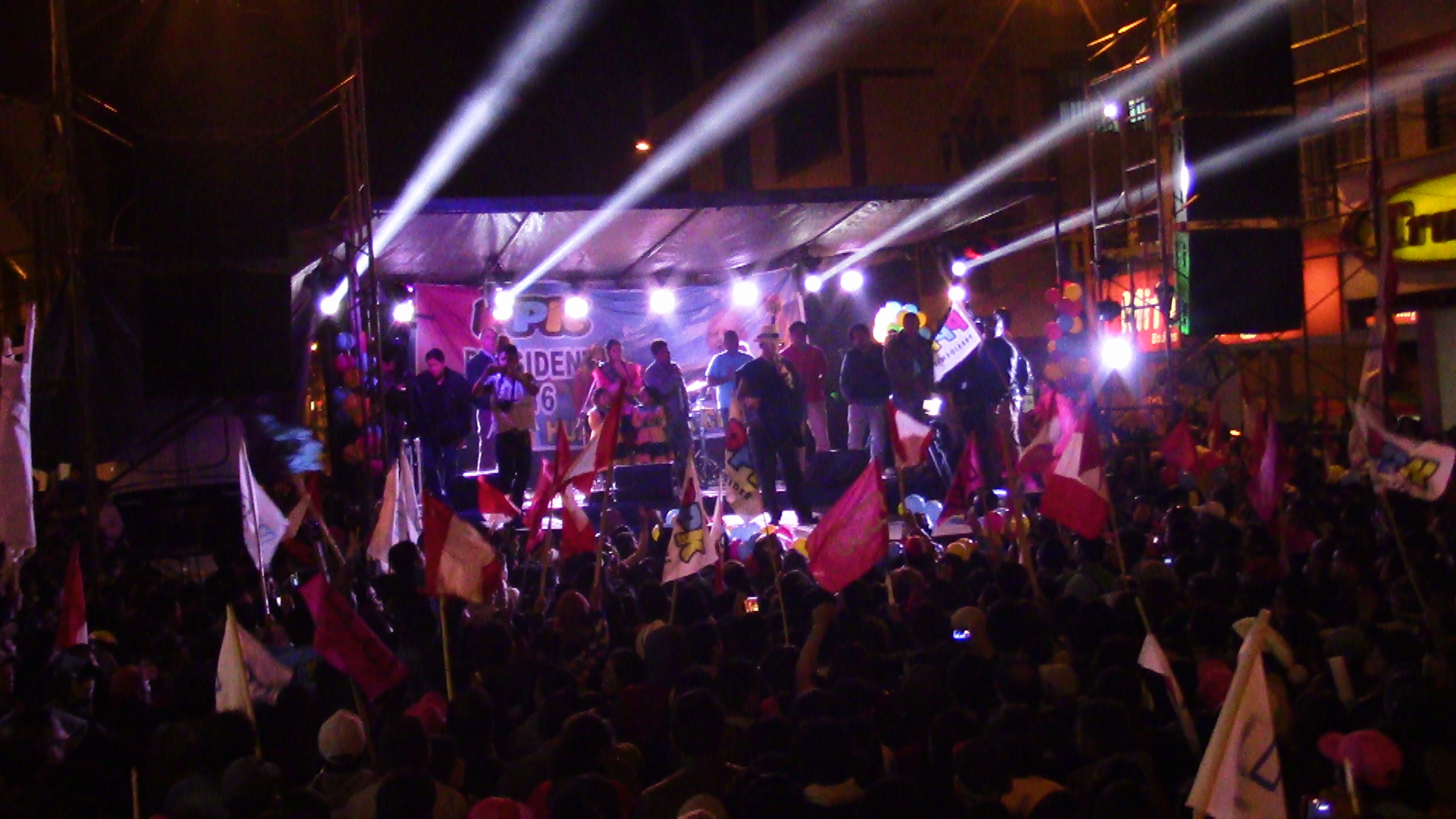 PPK realiza mitin en Huaraz luego de reunirse con dirigentes de JAAAPSHAN