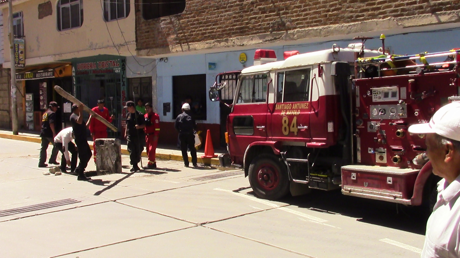 Presidente de mercado central de Huaraz y bomberos verifican desagües aledaños