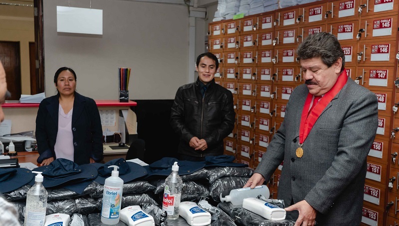 Presidente de la Corte de Justicia de Áncash entregó kits de implementos a notificadores 