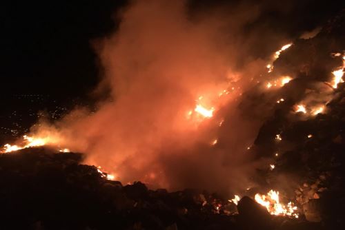 Huaraz: dantesco incendio afecta relleno sanitario de Pongor