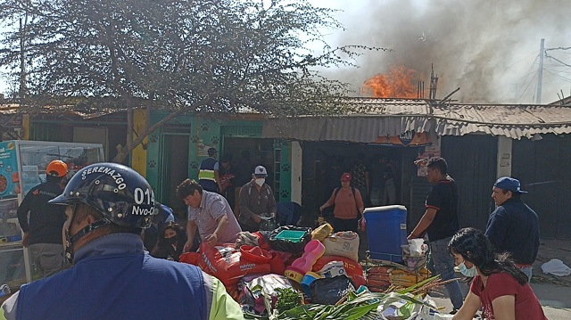 Fuego destruyó 3 puestos en concurrido mercado de Nuevo Chimbote
